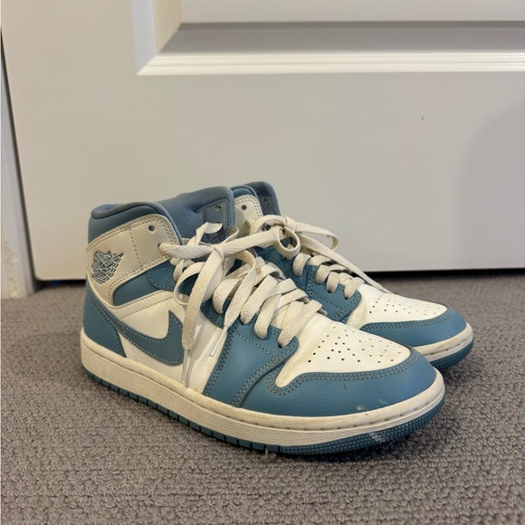 Women’s air jordan 1 university blue sneakers - Picture 2 of 4